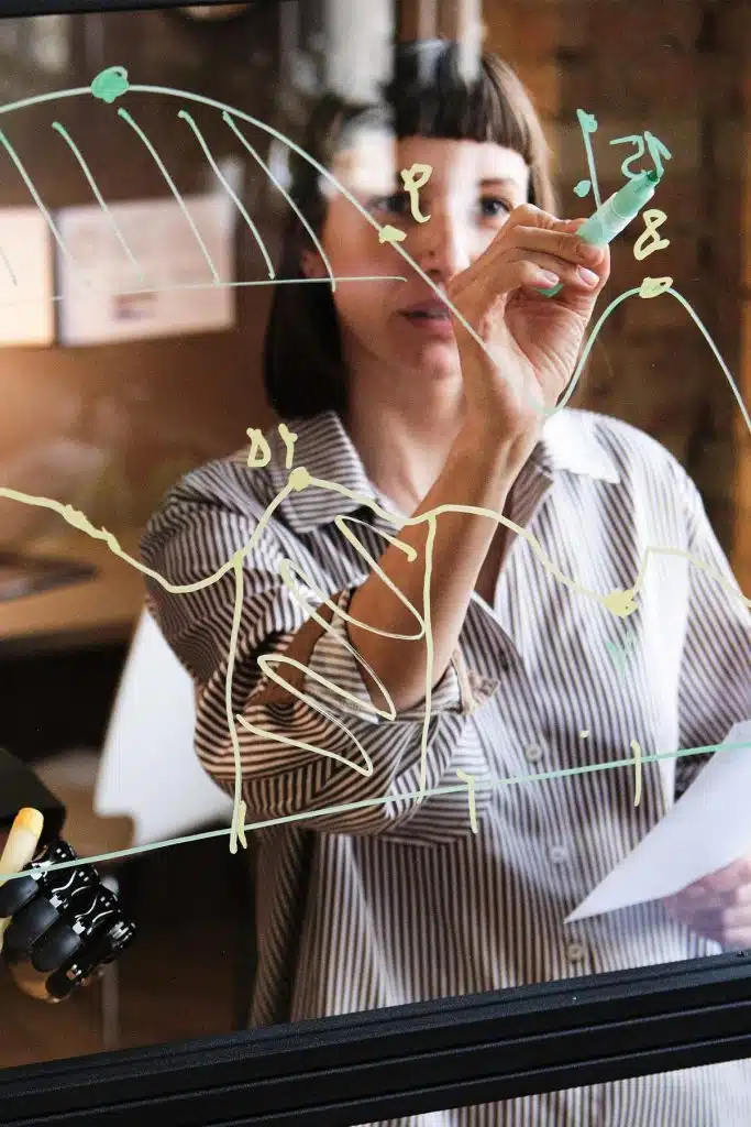 Photo D'Une Femme Travaillant Sur Un Les Statistiques De Référencement Google Seo De Son Site